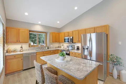 3426 Eagan Oaks Ct, Eagan, MN 55123 photo 3