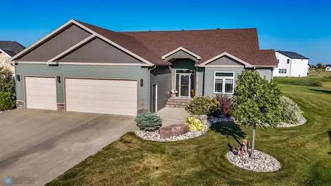 813 Birdie Ct, Mapleton, ND 58059 photo 2