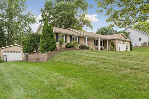 8466 Foothill Rd S, Cottage Grove, MN 55016