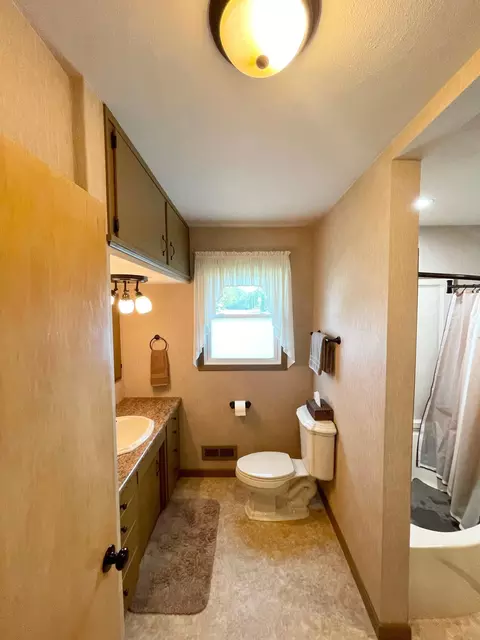 Bath - 401 White St N, Comfrey, MN 56019 photo 2 of 10