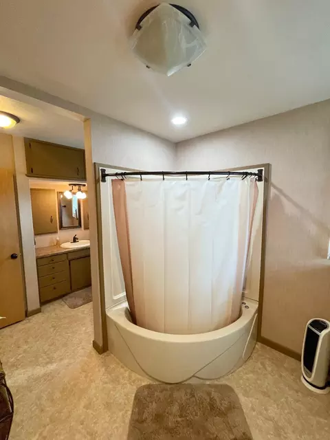 Bath - 401 White St N, Comfrey, MN 56019 photo 6 of 10