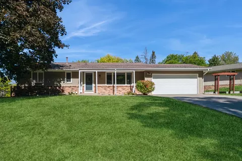 1904 Sioux Ct, Burnsville, MN 55337