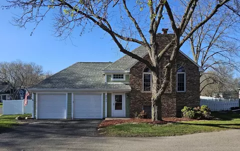 8751 Knollwood Dr, Eden Prairie, MN 55347