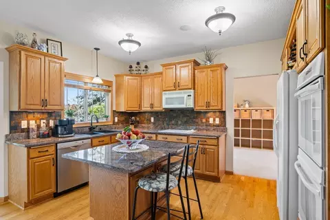 2958 White Eagle Dr, Woodbury, MN 55129