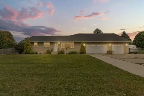 1443 Glynview Trl, Faribault, MN 55021