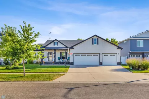 1541 46th Ave S, Moorhead, MN 56560