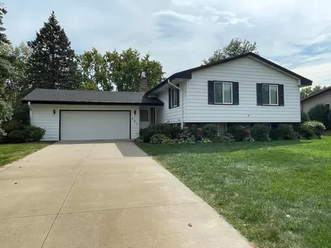 402 Iona Ln, Roseville, MN 55113