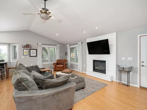 1278 Valleyview Rd N, Chaska, MN 55318