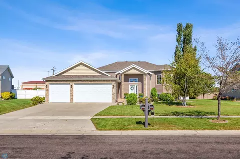 5541 Farmstead Ct S, Fargo, ND 58104