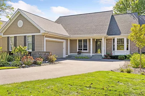 10039 Waterfront Dr, Woodbury, MN 55129