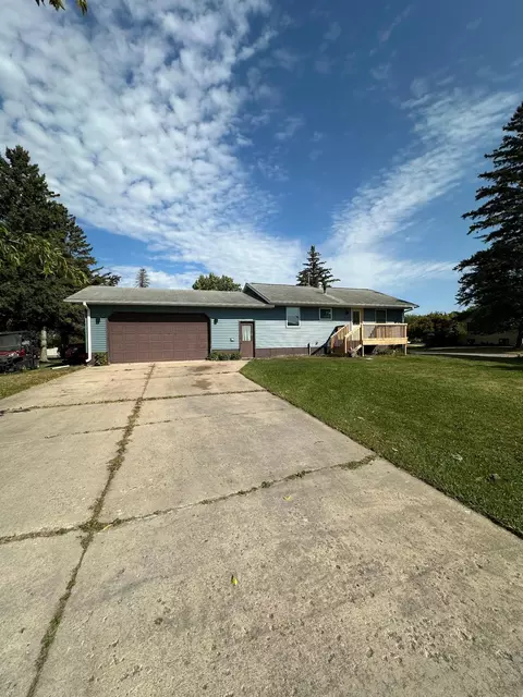 513 Washington St SE, Warroad, MN 56763