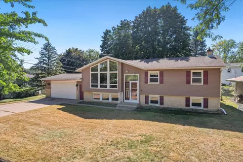 1836 Woodcrest Dr, Saint Paul, MN 55119