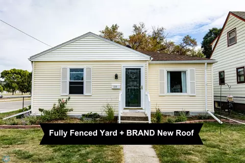 810 12th St N, Moorhead, MN 56560