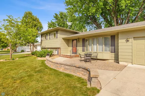 2831 N Maple St N, Fargo, ND 58102 photo 3