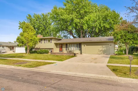2831 N Maple St N, Fargo, ND 58102