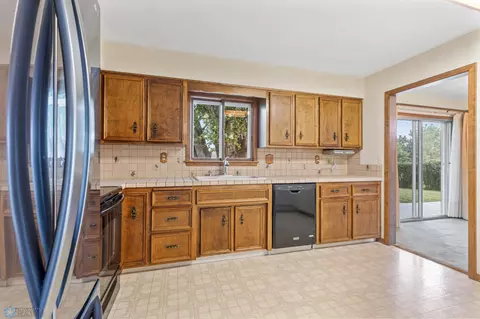 2831 N Maple St N, Fargo, ND 58102 photo 8
