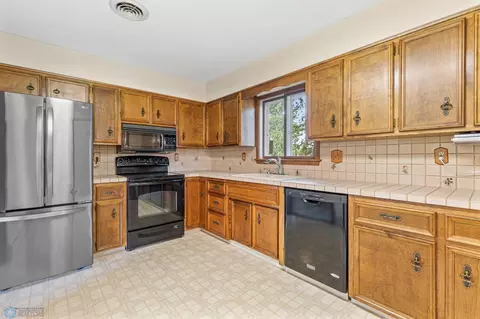 2831 N Maple St N, Fargo, ND 58102 photo 7