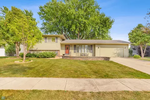 2831 N Maple St N, Fargo, ND 58102 photo 2