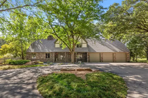 1204 Oakwood Ln NW, Hutchinson, MN 55350