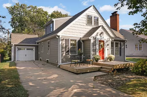 1858 Arona St, Falcon Heights, MN 55113