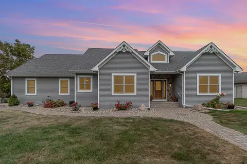 1052 Creekview Ln, Belle Plaine, MN 56011