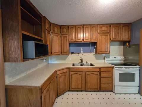 710 10th St SW, Willmar, MN 56201 photo 4