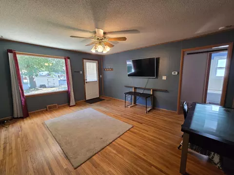 710 10th St SW, Willmar, MN 56201 photo 3