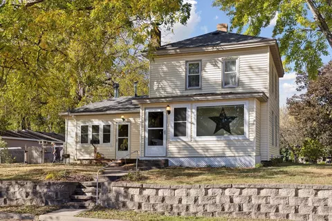 1004 Maple St, Hastings, MN 55033