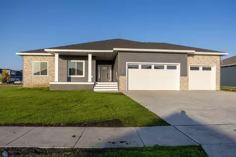 6689 Crofton Ln S, Fargo, ND 58104