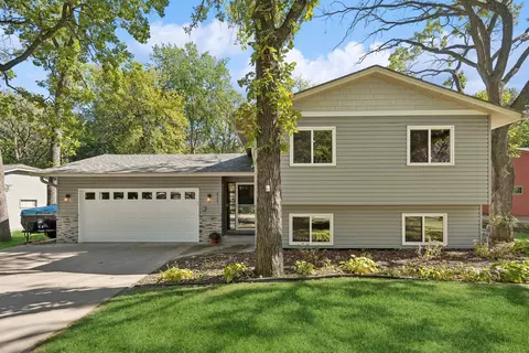8265 Pleasant View Dr, Mounds View, MN 55112