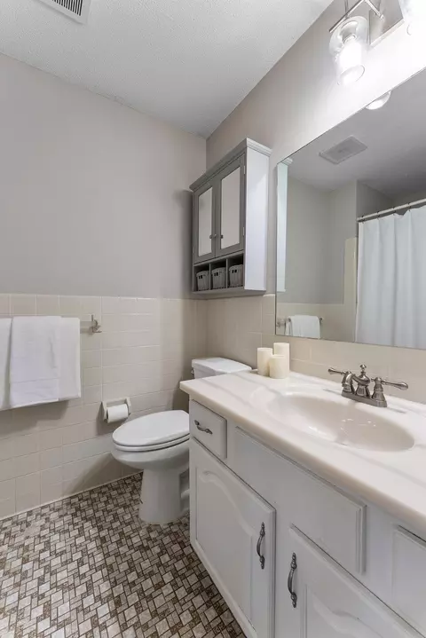 Bath - 4305 Dunrovin Ln, Eagan, MN 55123 photo 2 of 3