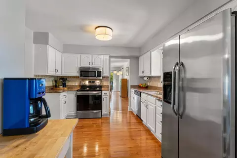 Kitchen - 4305 Dunrovin Ln, Eagan, MN 55123 photo 3 of 4