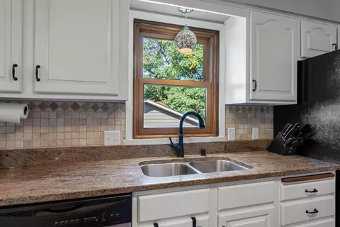Kitchen - 4305 Dunrovin Ln, Eagan, MN 55123 photo 2 of 4