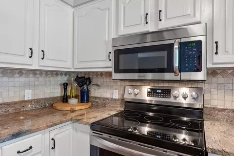 Kitchen - 4305 Dunrovin Ln, Eagan, MN 55123 photo 4 of 4