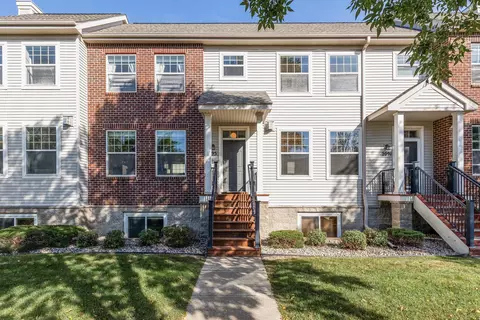 2095 Clover Ridge Dr, Chaska, MN 55318