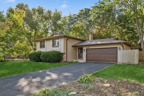 1821 E 115th St, Burnsville, MN 55337