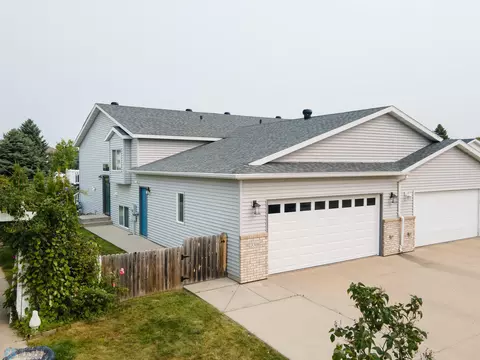 3316 10th St S, Moorhead, MN 56560