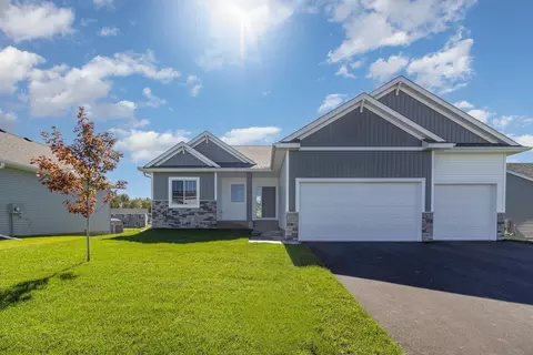 1009 Triumph Trl NE, Isanti, MN 55040