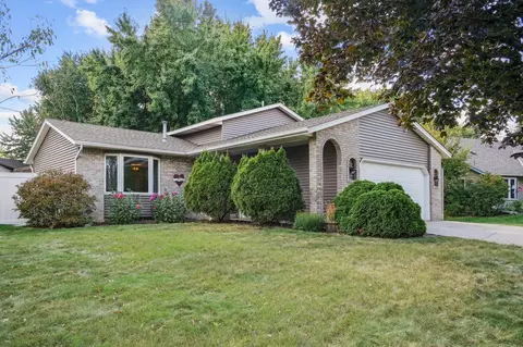 2318 Hamlet Ave N, Oakdale, MN 55128