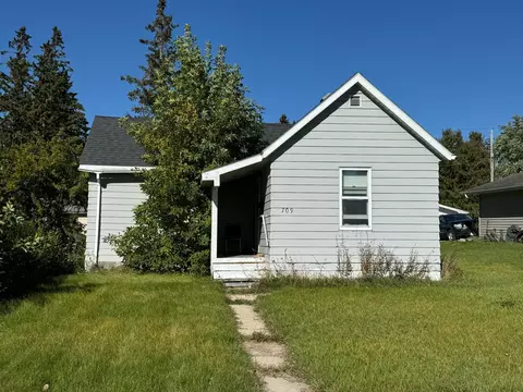 709 Center St E, Roseau, MN 56751