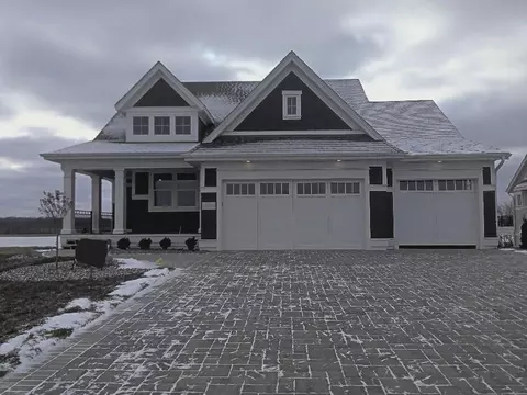 6383 Lakeside Dr, Chaska, MN 55318