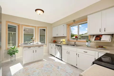332 Oakwood Dr, Shoreview, MN 55126