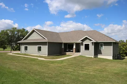 522 5th St, Welcome, MN 56181