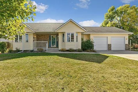 725 Liinhaven Ln, Owatonna, MN 55060