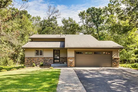 1068 Kirkwood Dr, Eagan, MN 55123
