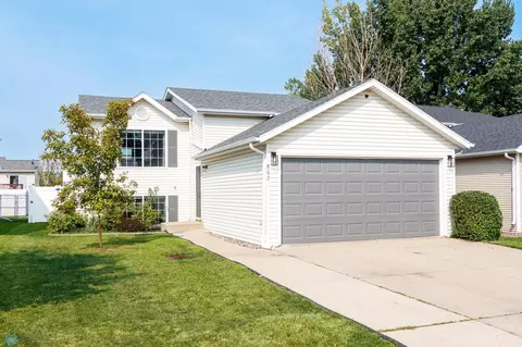 807 49th St S, Fargo, ND 58103
