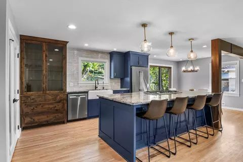 5204 Meadow Rdg, Edina, MN 55439