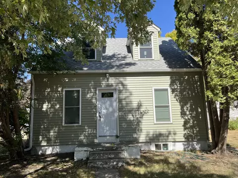 56 6th St, Windom, MN 56101