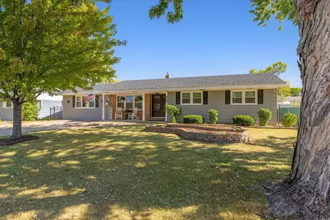 665 Jackson St S, Shakopee, MN 55379