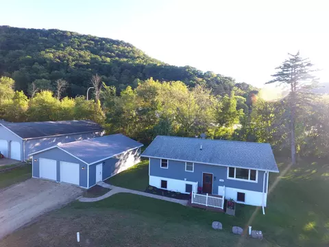 1420 River St, Dakota, MN 55925